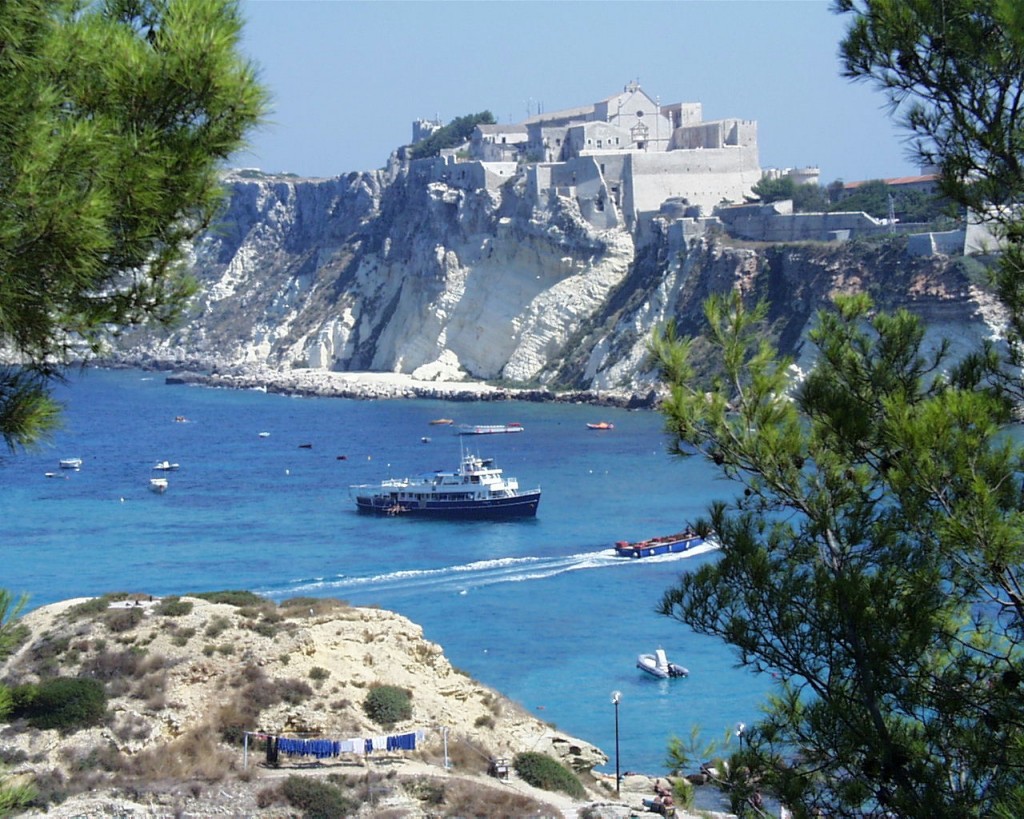 L'Abbazia di Santa Maria a Mare vista dall'isola di San Domino.